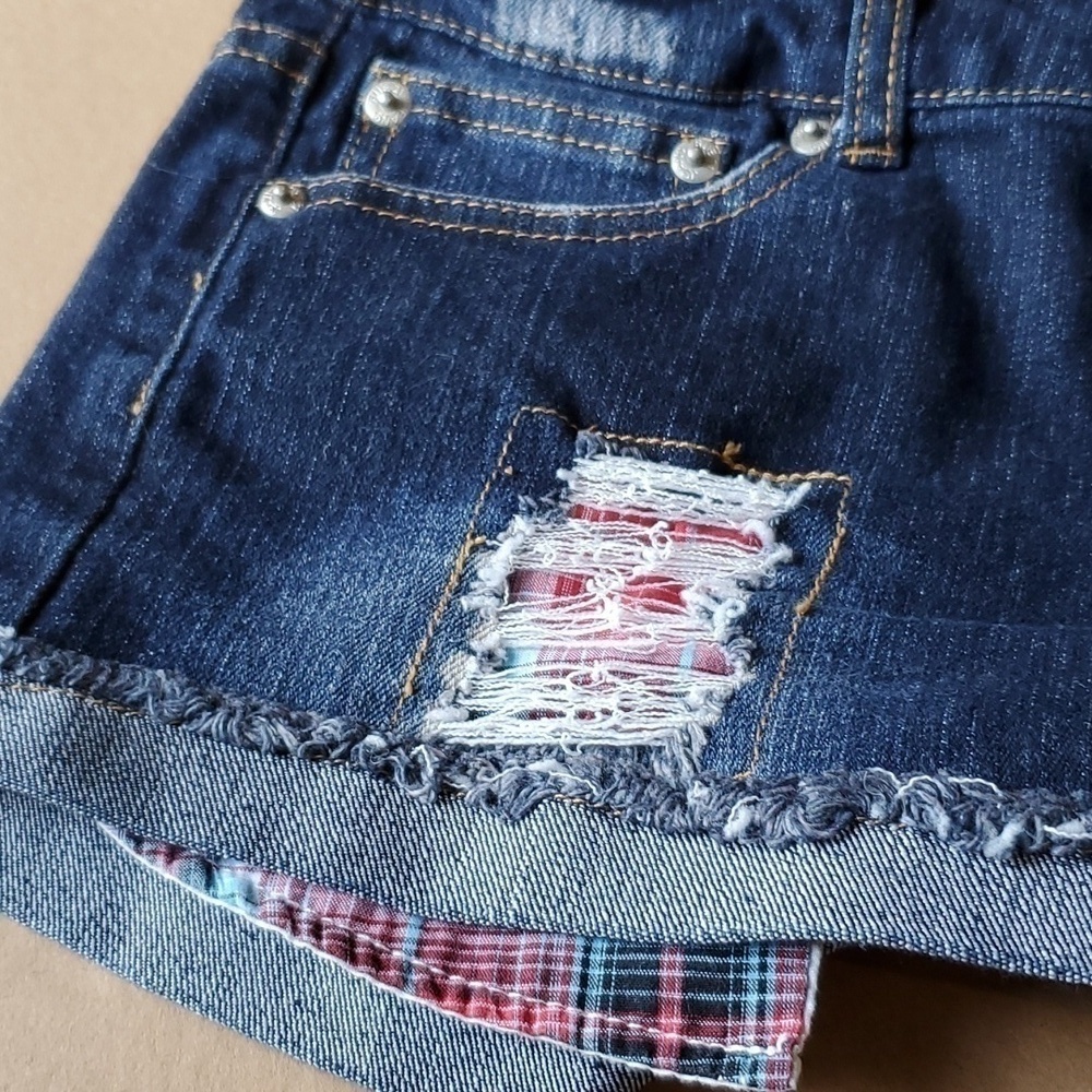 Rue 21 distressed low-rise5 pocket shorts Sz 5/6. Preloved EUC - Picture 11 of 14